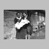 022-0363 Goldbach 1940. Frieda Albrozeit (links im Bild) mit Cousine Lotti. Kindtaufe bei Albrozeits.jpg